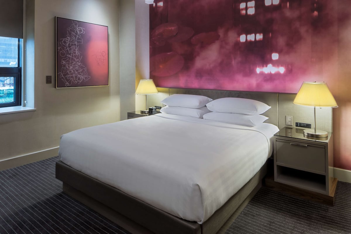 Ropa de cama de alta calidad, colchones con pillow-top y minibar