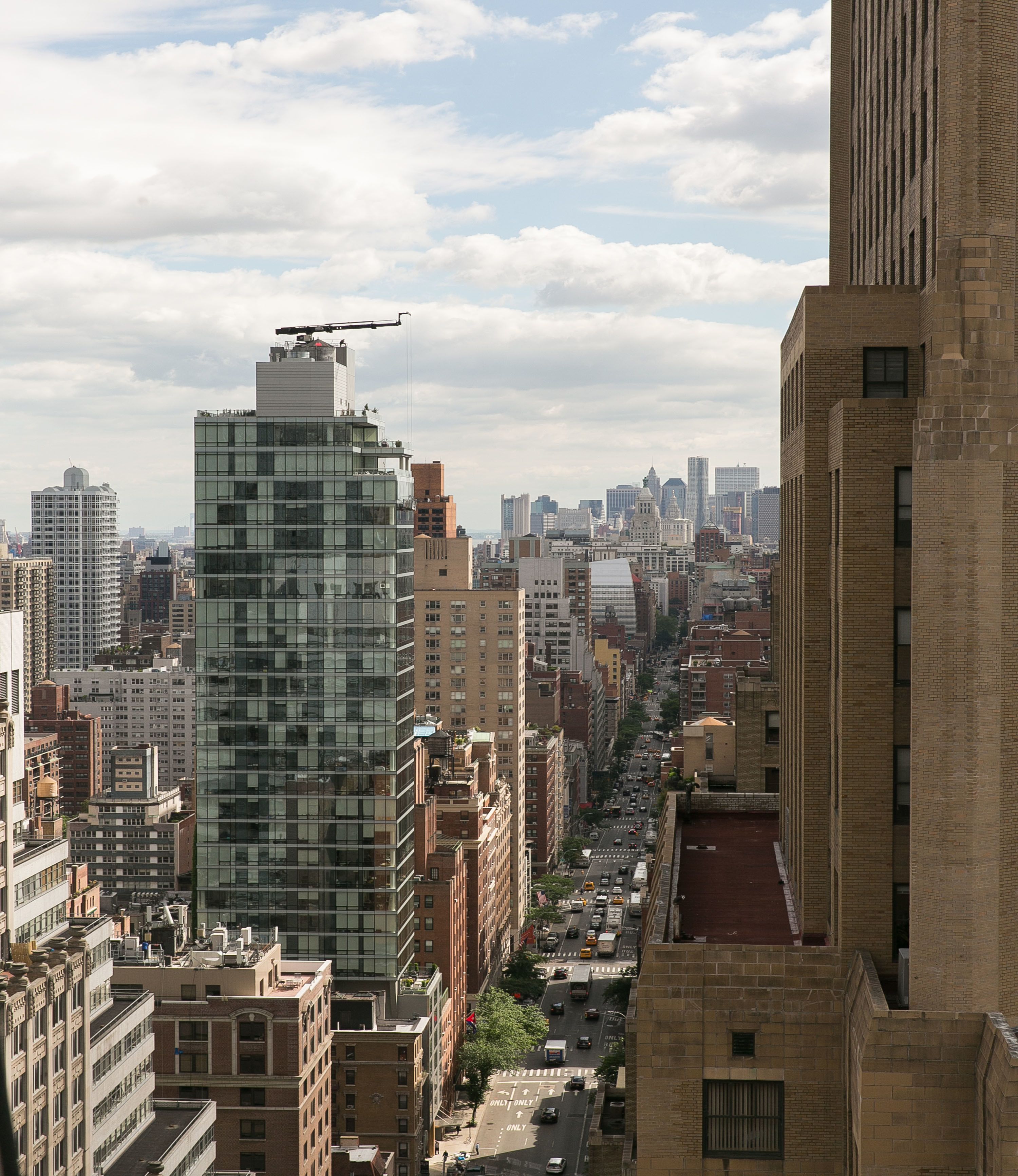 Un paisaje urbano con diversos edificios altos, incluyendo un imponente rascacielos de vidrio y edificios más antiguos de ladrillo.