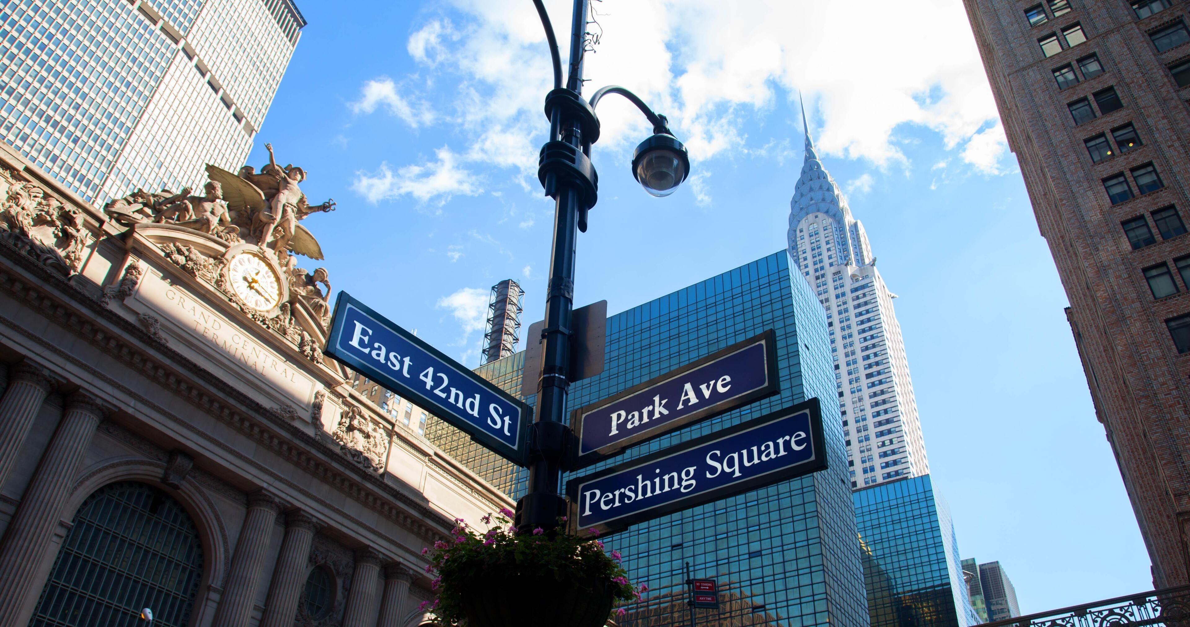 Street signs for East 42nd St, Park Ave, and Pershing Square.