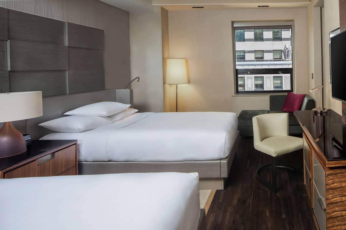 Ropa de cama de alta calidad, colchones con pillow-top y minibar