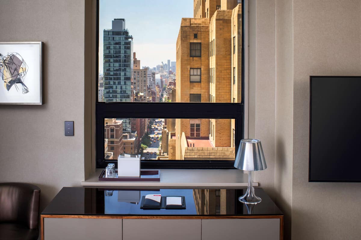 Ropa de cama de alta calidad, colchones con pillow-top y minibar