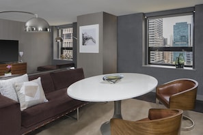 Suíte, 1 quarto, vista para a cidade | Roupas de cama premium, camas com colchões pillow-top, frigobar