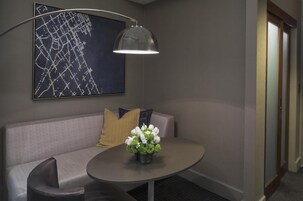 Ropa de cama de alta calidad, colchones con pillow-top y minibar 