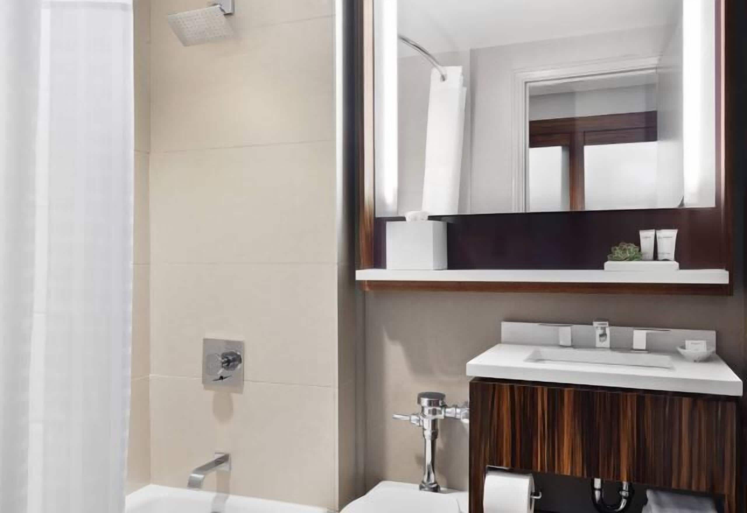 Produtos de toalete de grife, secador de cabelo, toalhas de banho 