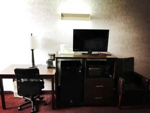 Room, 1 Queen Bed, Non Smoking | 1 bedroom, premium bedding, iron/ironing board, free WiFi
