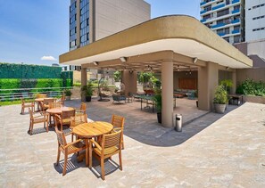 客房, 1 张特大床 (Premium Floor) | 防过敏的被褥、羽绒被、客房内保险箱、办公桌