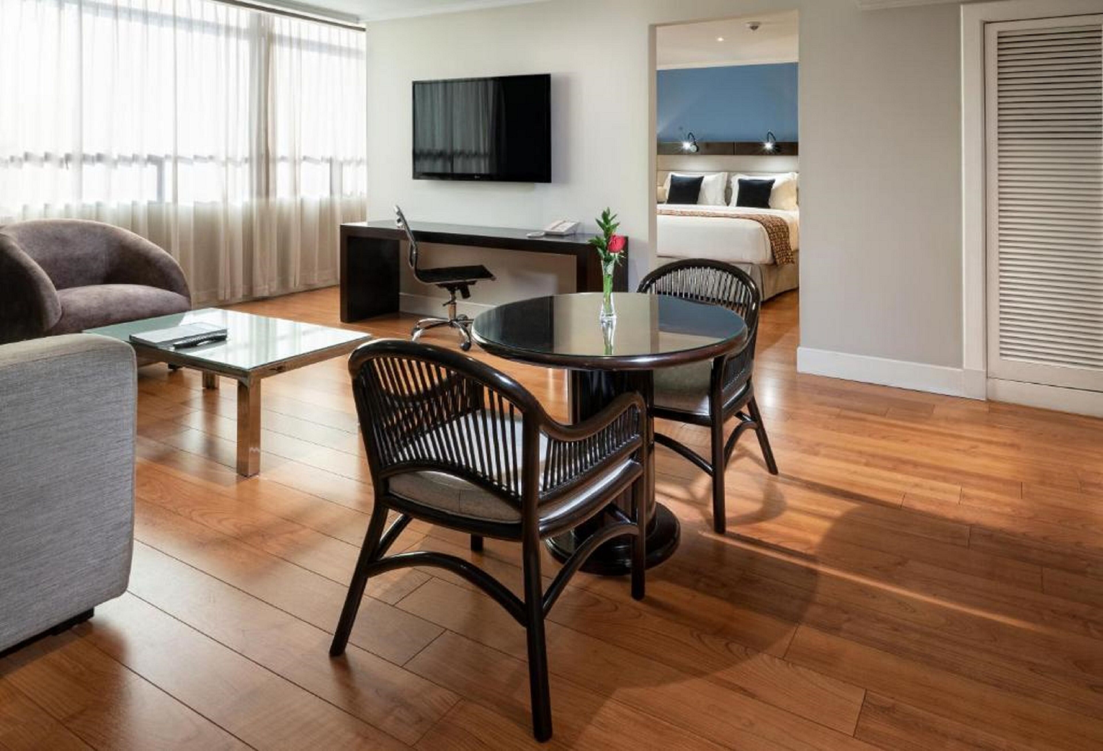 Allergitestet sengetøy, dundyner, safe på rommet og skrivebord