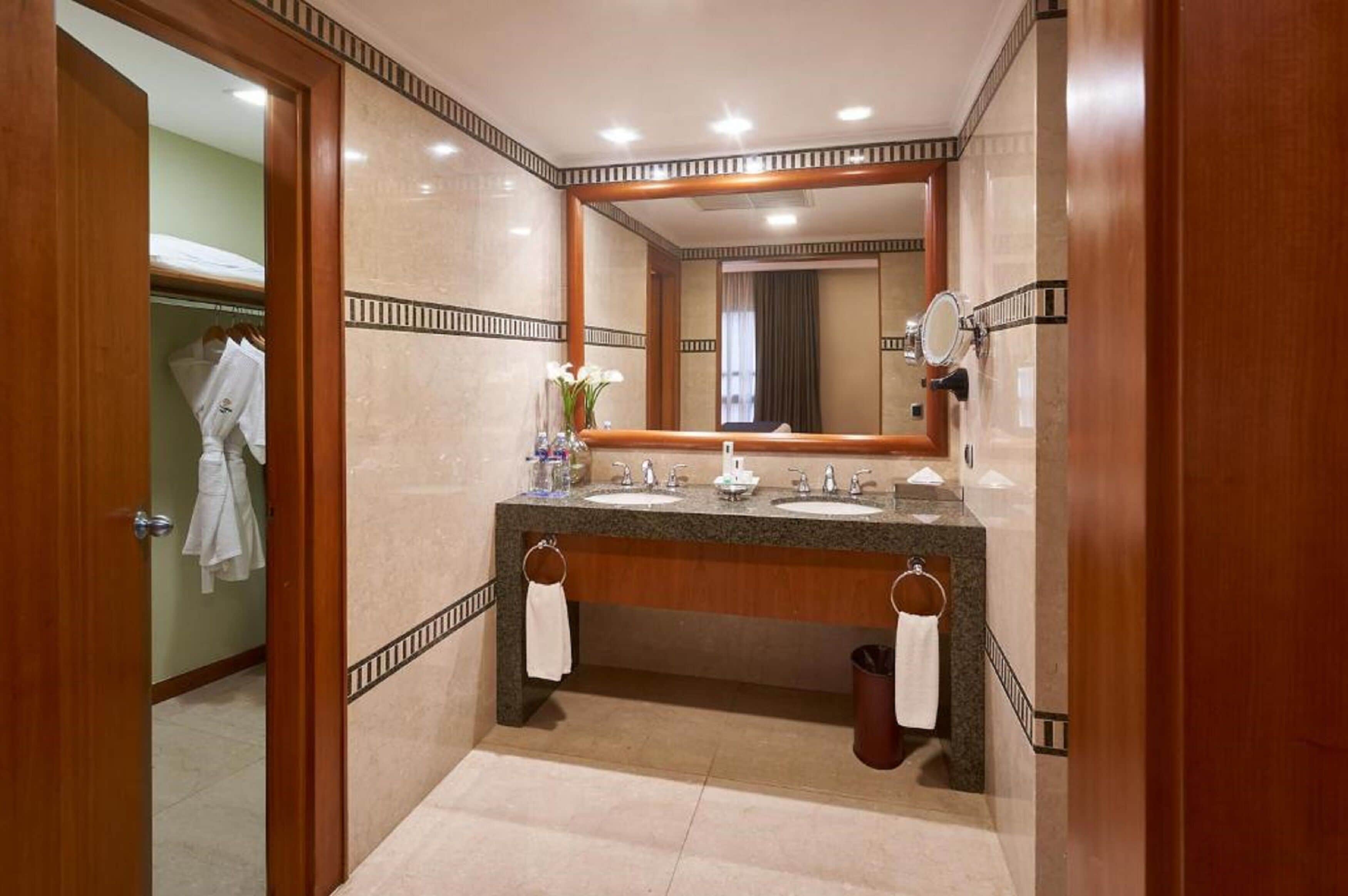 oro verde suite | bathroom | shower, free toiletries, hair dryer, bathrobes