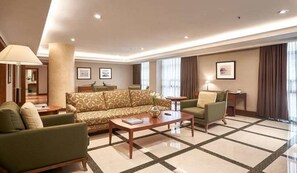 Presidential Suite | Hypo-allergenic bedding, down comforters, in-room safe, desk