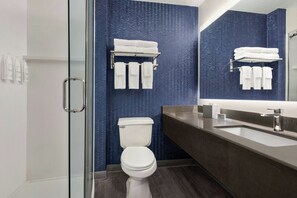 Combined shower/tub, free toiletries, hair dryer, towels - Fairfield Inn & Suites Findlay (Findlay)