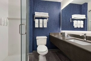 Bañera con ducha, artículos de tocador gratuitos, secador de pelo