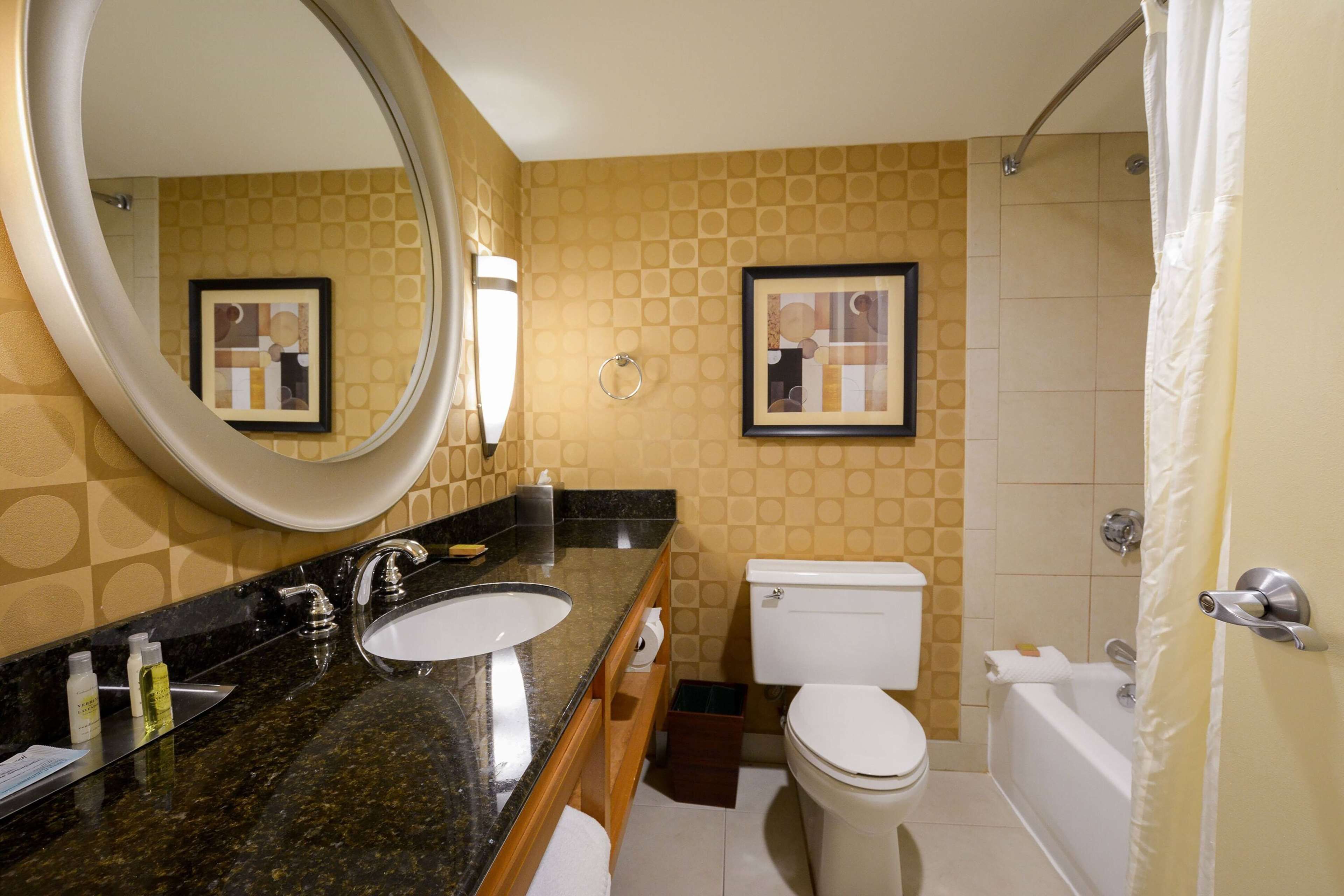 Een badkamer met een wastafel, toilet en bad.