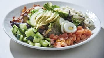 Une assiette de salade composée, avec divers légumes et un œuf dur.