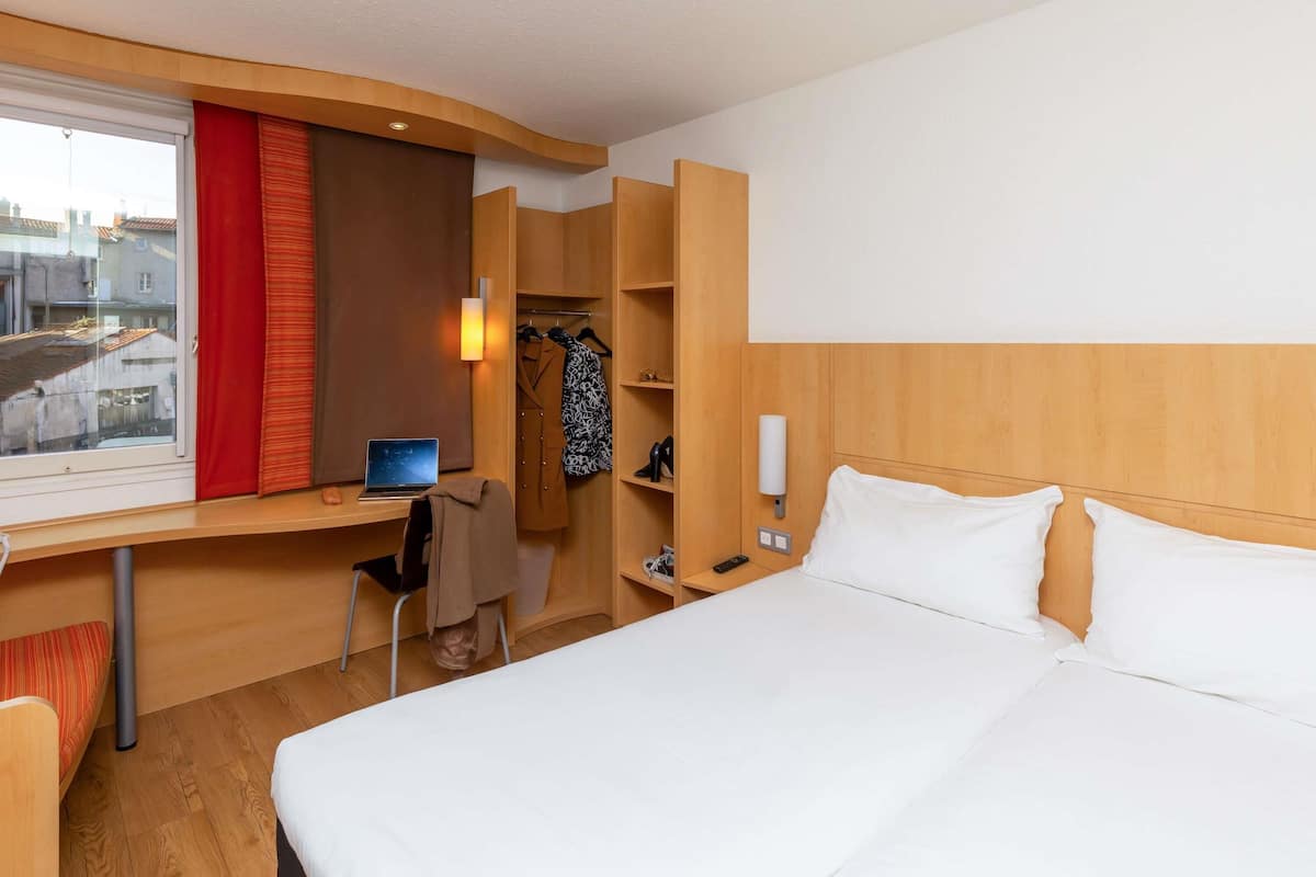 Standard Room, 2 Twin Beds | Premium bedding, pillowtop beds, desk, laptop workspace