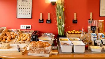 Tägliches Frühstücksbuffet (13.90 EUR pro Person)