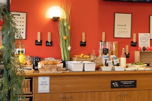 Petit déjeuner buffet (13.90 EUR par personne)