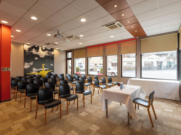 Meeting facility