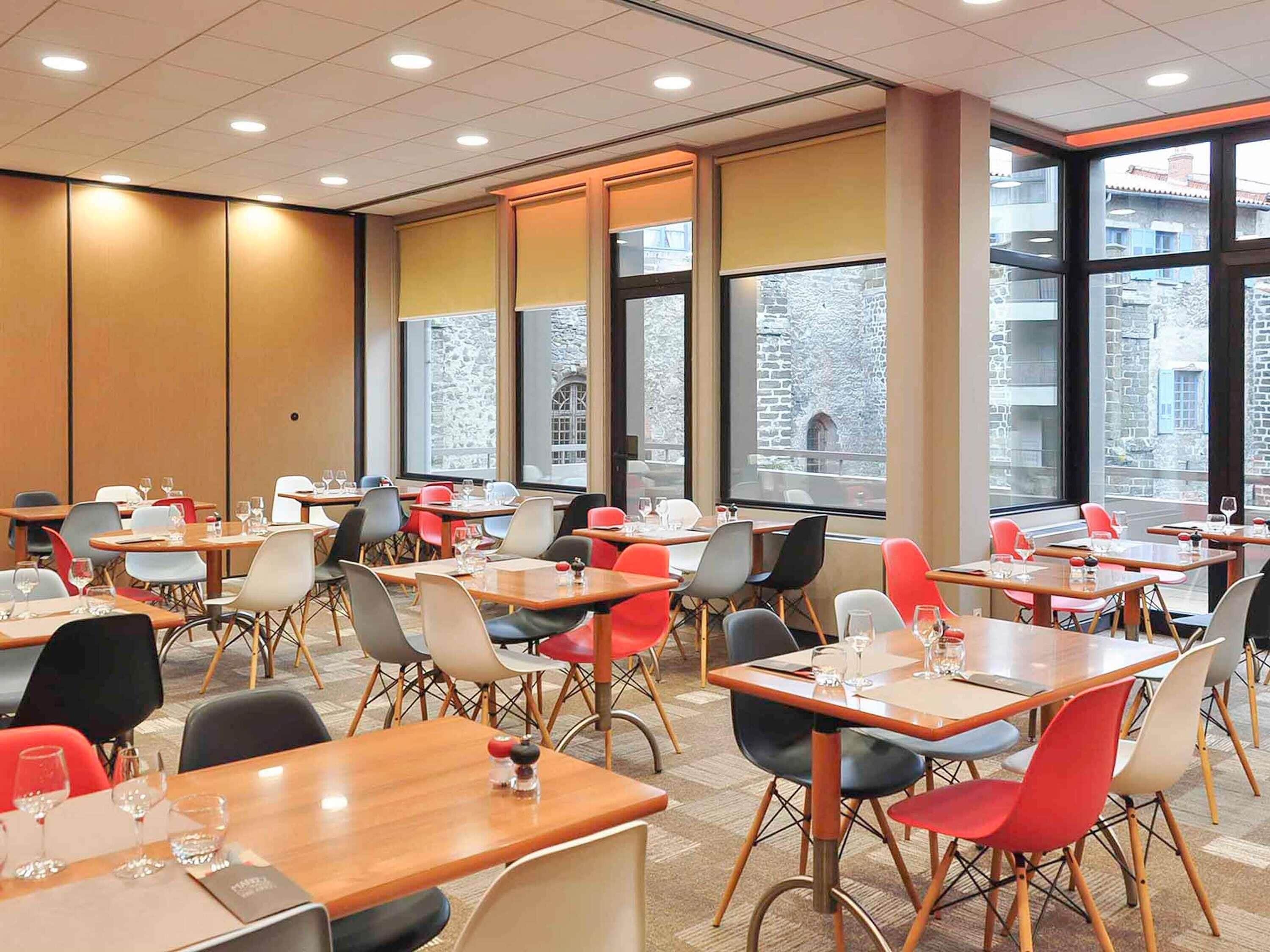 Petit déjeuner, déjeuner, dîner et brunch servis sur place