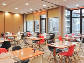 S'hi serveixen esmorzars, dinars, sopars i esmorzars-dinars