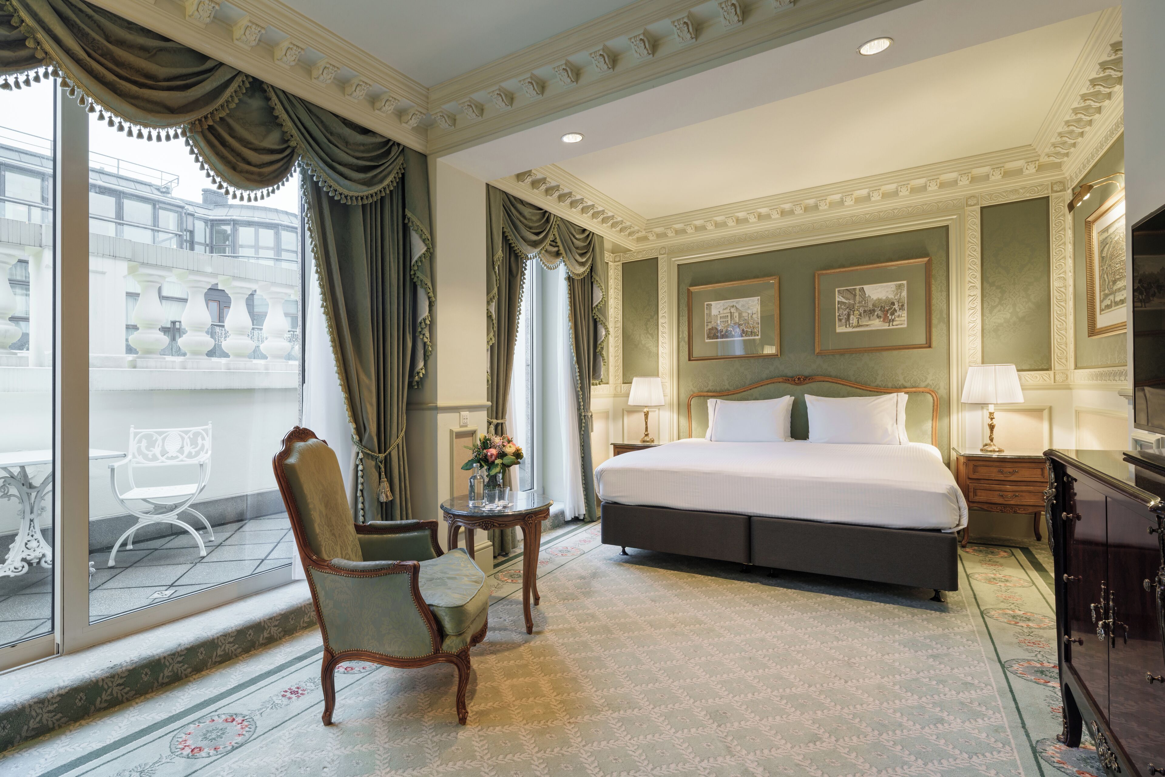 Hypo-allergenic bedding, minibar, in-room safe, desk