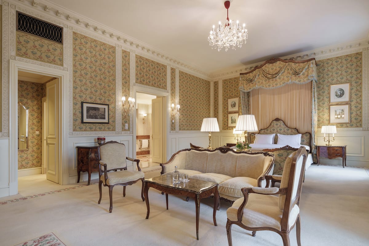 Hypo-allergenic bedding, minibar, in-room safe, desk