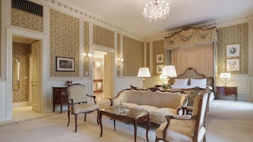 Hypo-allergenic bedding, minibar, in-room safe, desk