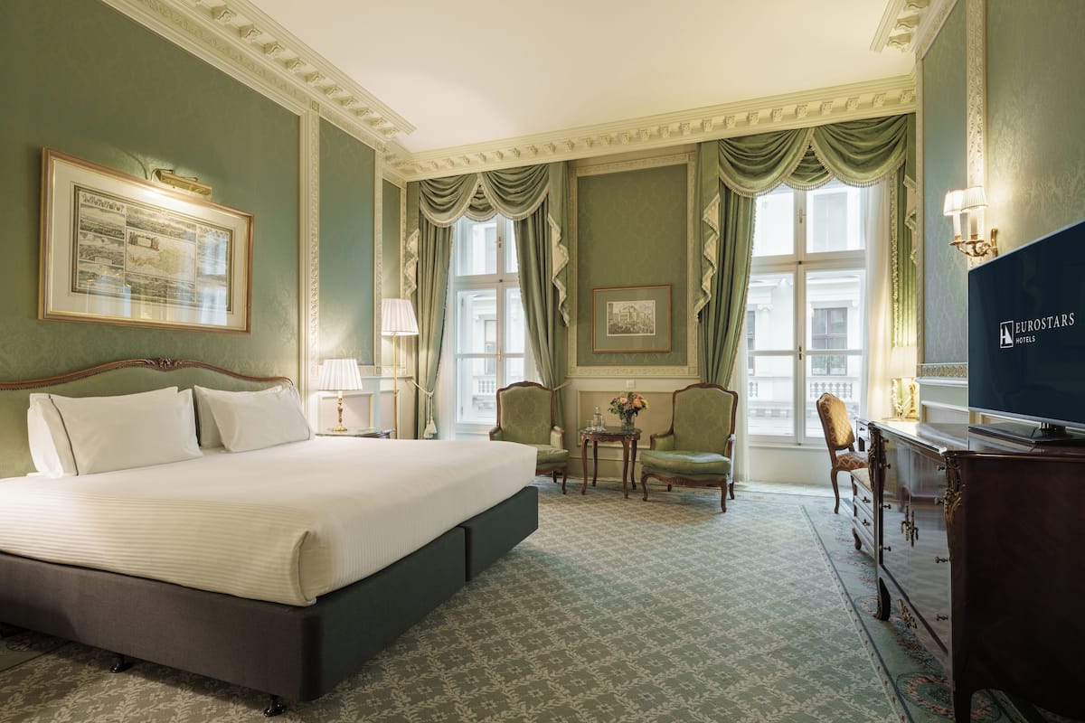 Hypo-allergenic bedding, minibar, in-room safe, desk