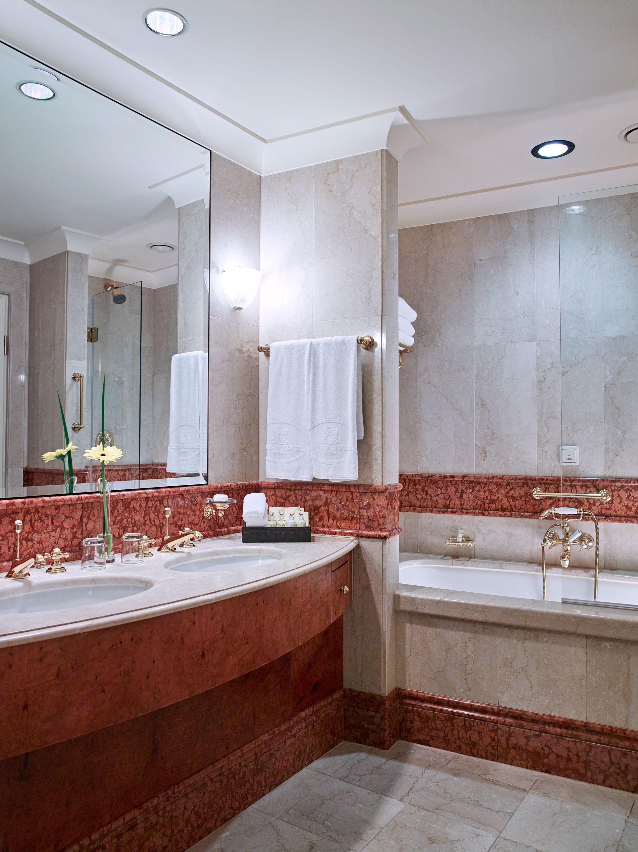 وحدات دش مع أحواض استحمام، مستلزمات مجانية للعناية الشخصية، مجففات شعر