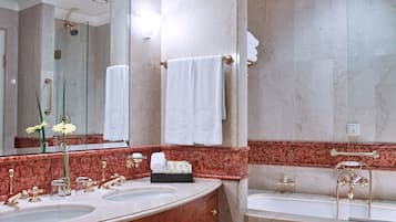 Vòi sen/bồn tắm kết hợp, đồ dùng nhà tắm miễn phí, máy sấy tóc