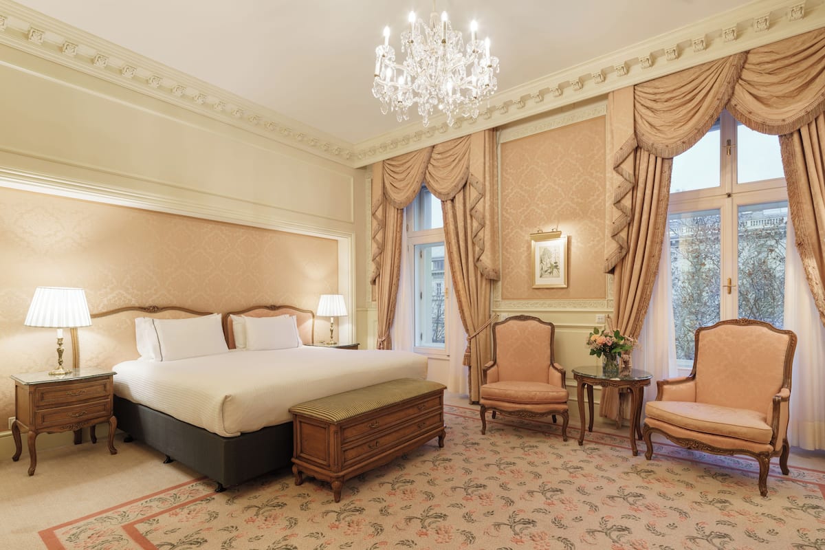 Hypo-allergenic bedding, minibar, in-room safe, desk