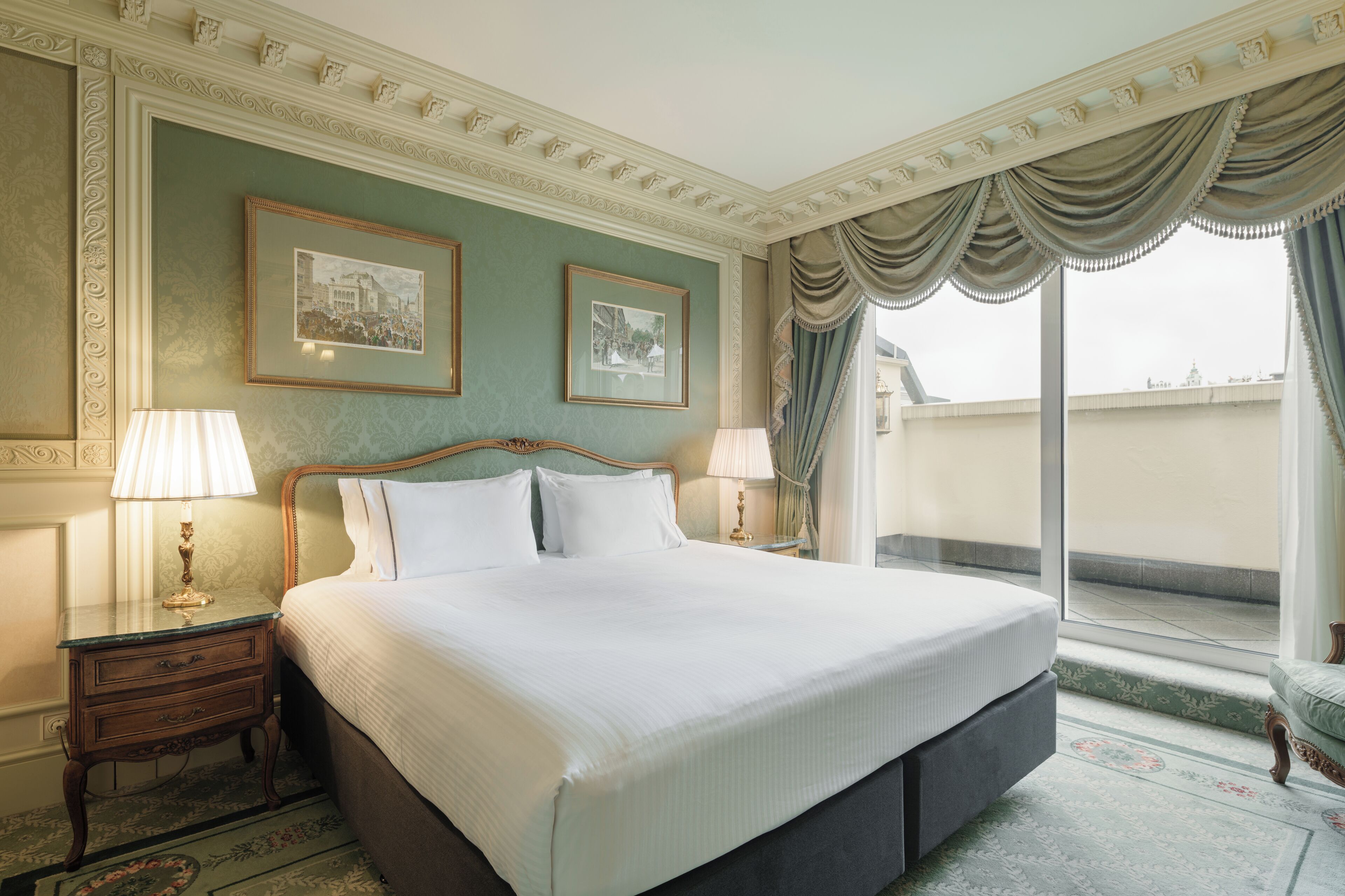 Hypo-allergenic bedding, minibar, in-room safe, desk