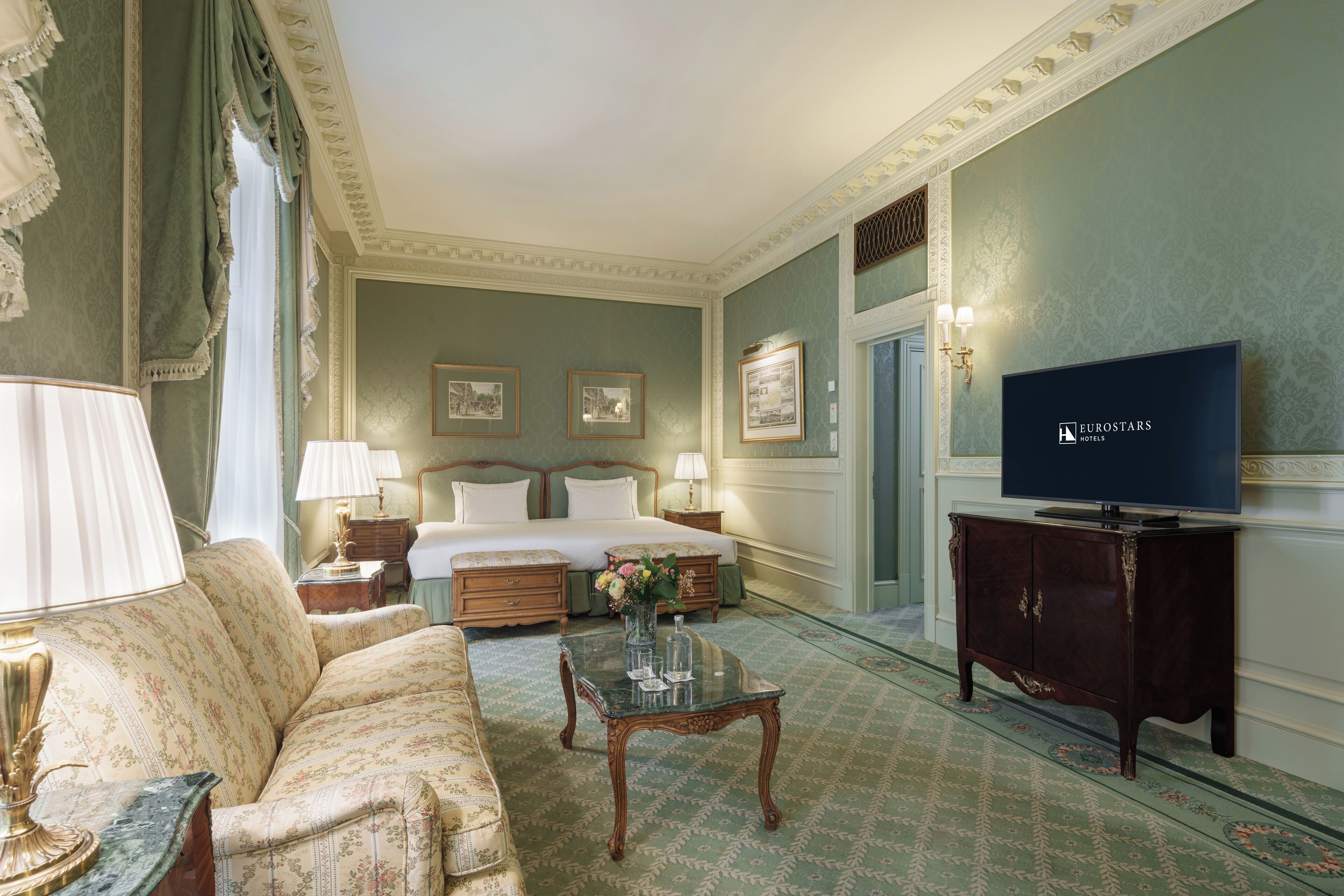 Hypo-allergenic bedding, minibar, in-room safe, desk