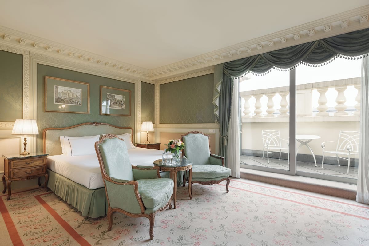 Hypo-allergenic bedding, minibar, in-room safe, desk