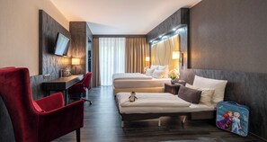 Individually decorated, desk, laptop workspace, blackout curtains - PLAZA INN Schmöker-Hof (Norderstedt)