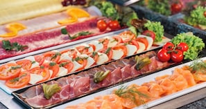 Petit déjeuner buffet servi tous les jours en supplément