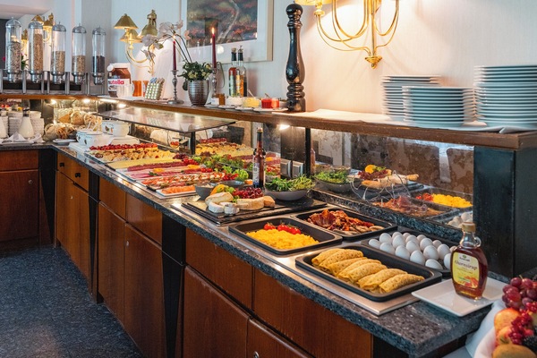 Daily buffet breakfast (EUR 19.00 per person)