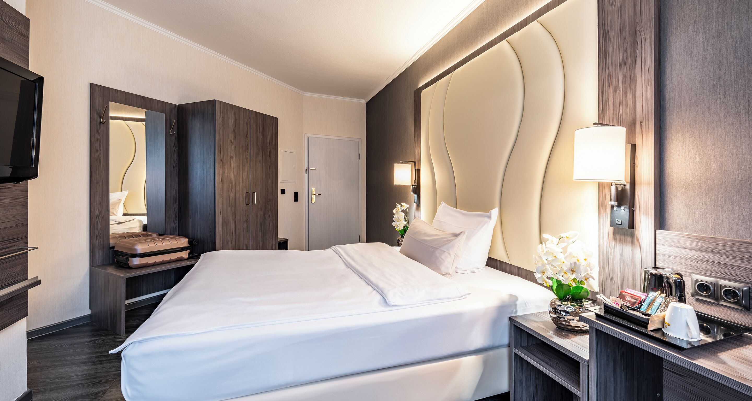 ห้องคอมฟอร์ทดับเบิลสำหรับพักเดี่ยว | ห้องพักตกแต่งอย่างมีเอกลักษณ์, โต๊ะทำงาน, พื้นที่ทำงานแบบใช้แล็ปท็อป