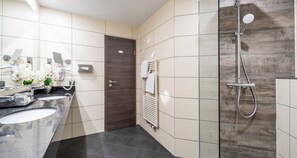 Family Room | Baño | Regadera, amenidades de baño gratuitas, secadora de cabello, toallas 