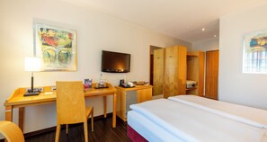 Individually decorated, desk, laptop workspace, blackout curtains - PLAZA INN Schmöker-Hof (Norderstedt)