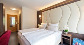 Individually decorated, desk, laptop workspace, blackout drapes - PLAZA INN Schmöker-Hof (Norderstedt)