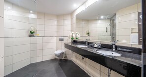 Family Room | Phòng tắm | Buồng tắm vòi sen, đồ dùng nhà tắm miễn phí, máy sấy tóc, khăn tắm 