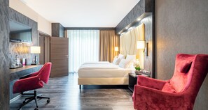 Family Room | Trang trí khác biệt, bàn, khu vực làm việc phù hợp cho laptop 