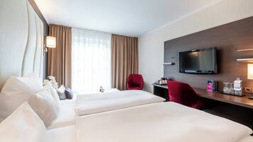 Individuell dekoriert, Schreibtisch, laptopgeeigneter Arbeitsplatz