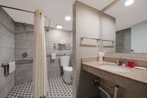 Standard Oda, 1 En Büyük (King) Boy Yatak, Engellilere Uygun, Sigara İçilmez | Banyo | Duş/küvet kombinasyonu, saç kurutma makinesi, havlu 