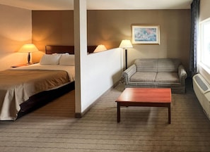 Suite, 1 cama King size y sofá cama, para no fumadores | Escritorio, espacio para trabajar con laptop y cortinas blackout