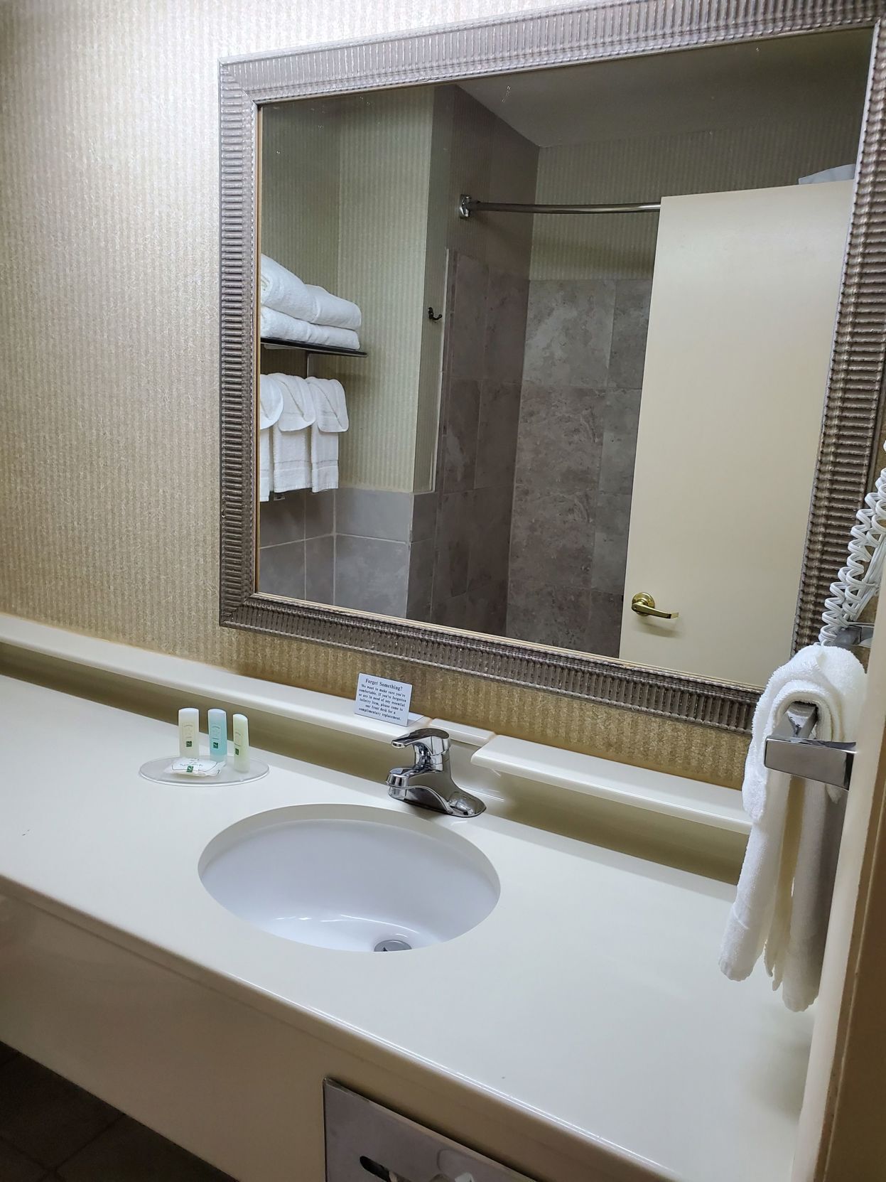 Bathroom | Combined shower/bathtub, free toiletries, hair dryer, towels