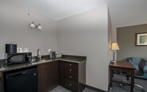 Superior Studio Suite, 2 Queen Beds (Coast Premium Two Queens Junior Suite) | أغطية فراش متميزة وألحفة محشوة بالريش ومكتب وستائر تعتيم