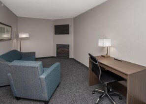 Presidential Suite, 1 King Bed, Jetted Tub (Coast Presidential Suite) | أغطية فراش متميزة وألحفة محشوة بالريش ومكتب وستائر تعتيم