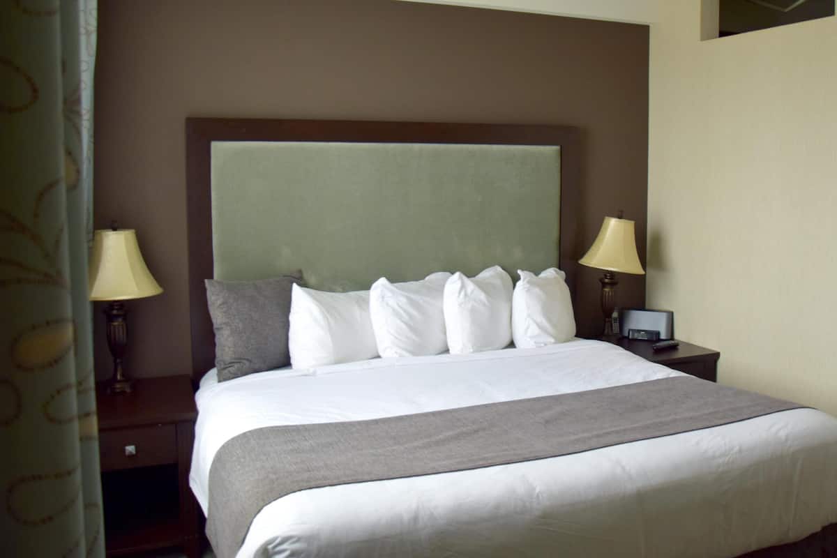 Premium Suite, 1 King Bed (Coast Premium King Junior Suite) | Premium bedding, down comforters, desk, blackout drapes