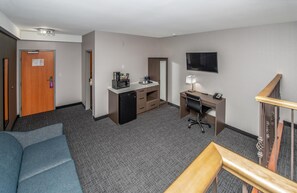 Premium bedding, down duvets, desk, blackout curtains - Coast Lethbridge Hotel & Conference Centre (Lethbridge)